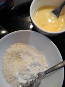 Kurczak w wiórkach kokosowych z słodko-pikantnym sosem