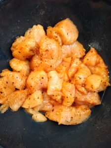 Kurczak w wiórkach kokosowych z słodko-pikantnym sosem