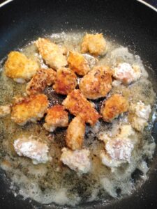 Kurczak w wiórkach kokosowych z słodko-pikantnym sosem