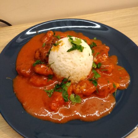 Kurczak w wiórkach kokosowych z słodko-pikantnym sosem