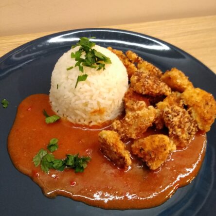 Kurczak w wiórkach kokosowych z słodko-pikantnym sosem