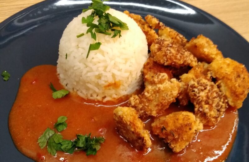 Kurczak w wiórkach kokosowych z słodko-pikantnym sosem