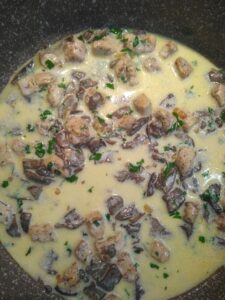 Makaron z leśnymi grzybami i kurczakiem