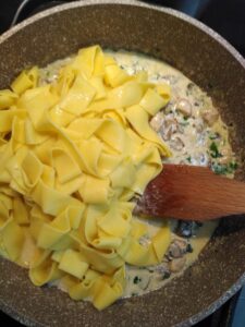 Makaron z leśnymi grzybami i kurczakiem