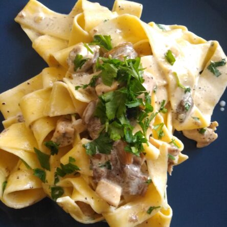 Makaron z leśnymi grzybami i kurczakiem