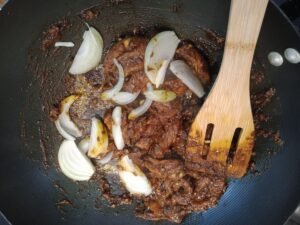 Kurczak na patelni z cebulą