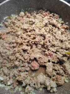 Smażenie mięsa mielonego do farszu