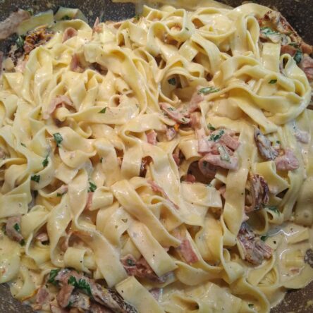 Kremowe tagliatelle z szynką wędzoną i suszonymi pomidorami - połączone na patelni