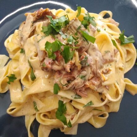 Kremowe tagliatelle z szynką wędzoną i suszonymi pomidorami