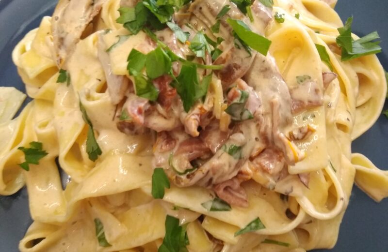 Kremowe tagliatelle z szynką wędzoną i suszonymi pomidorami