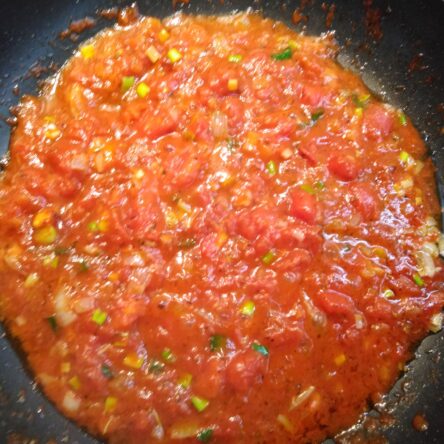 Szakszuka - pomidory z cebulą