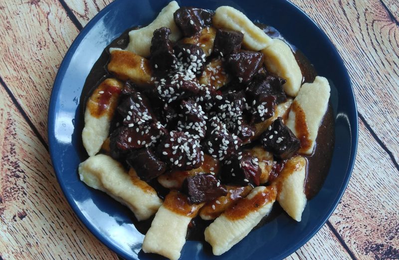 Wołowina w sosie teriyaki z kopytkami