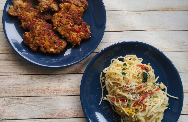 Kotleciki z kurczaka z warzywami i spaghetti aglio, olio e peperoncino