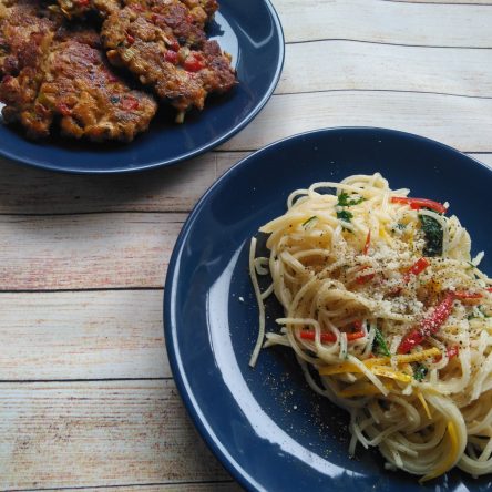 Kotleciki z kurczaka z warzywami i spaghetti aglio, olio e peperoncino