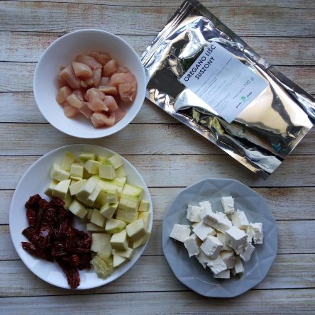 Makaron tagliatelle z suszonymi pomidorami, cukinią i serem feta - składniki