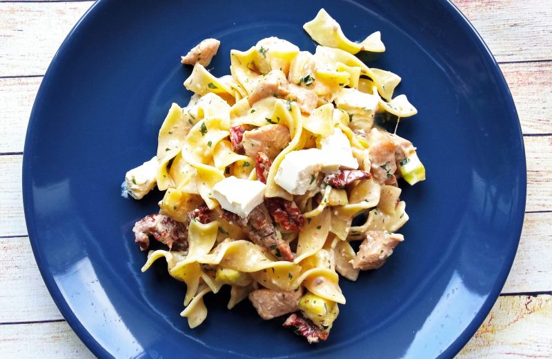 Makaron tagliatelle z suszonymi pomidorami, cukinią i serem feta