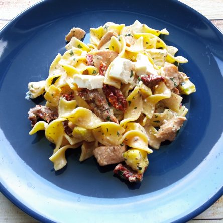 Makaron tagliatelle z suszonymi pomidorami, cukinią i serem feta