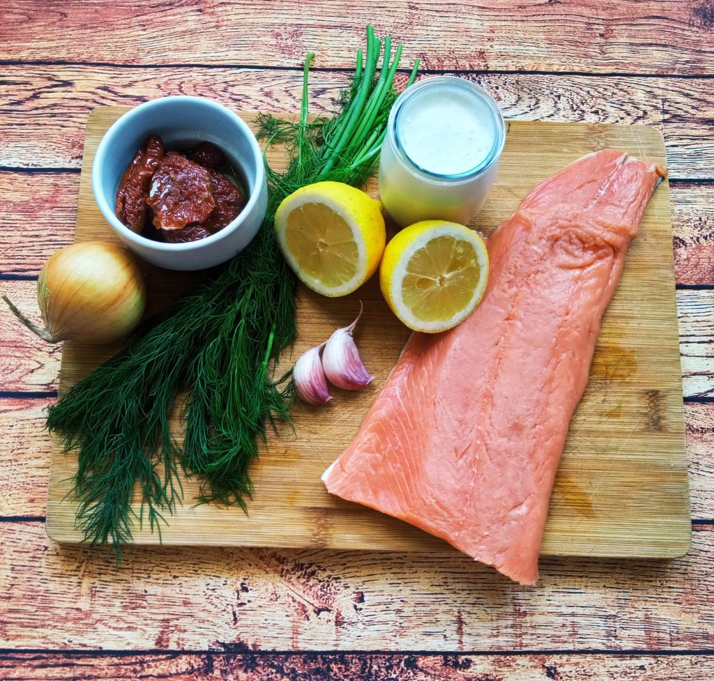 Tagliatelle z łososiem i suszonymi pomidorami - składniki