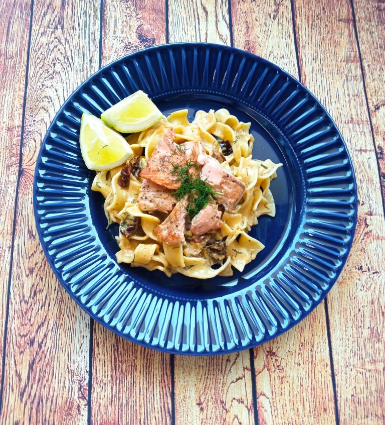 Tagliatelle z łososiem i suszonymi pomidorami