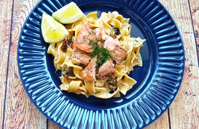 Tagliatelle z łososiem i suszonymi pomidorami