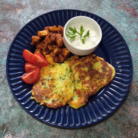 Placuszki z cukini z serem i jogurtowym sosem czosnkowym