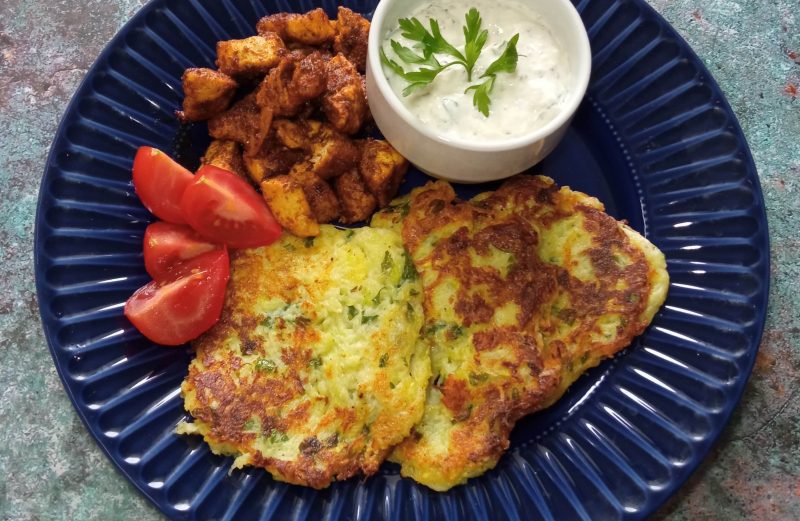 Placuszki z cukini z serem i jogurtowym sosem czosnkowym