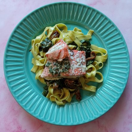 Pieczony łosoś z szpinakiem i suszonymi pomidorami