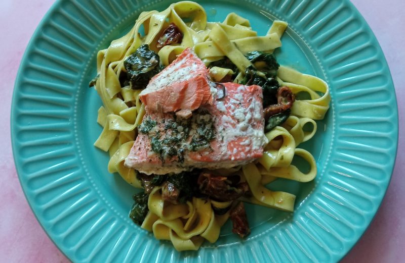 Pieczony łosoś z szpinakiem i suszonymi pomidorami