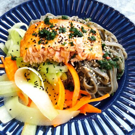 Pieczony łosoś w sosie teriyaki z makaronem ryżowym