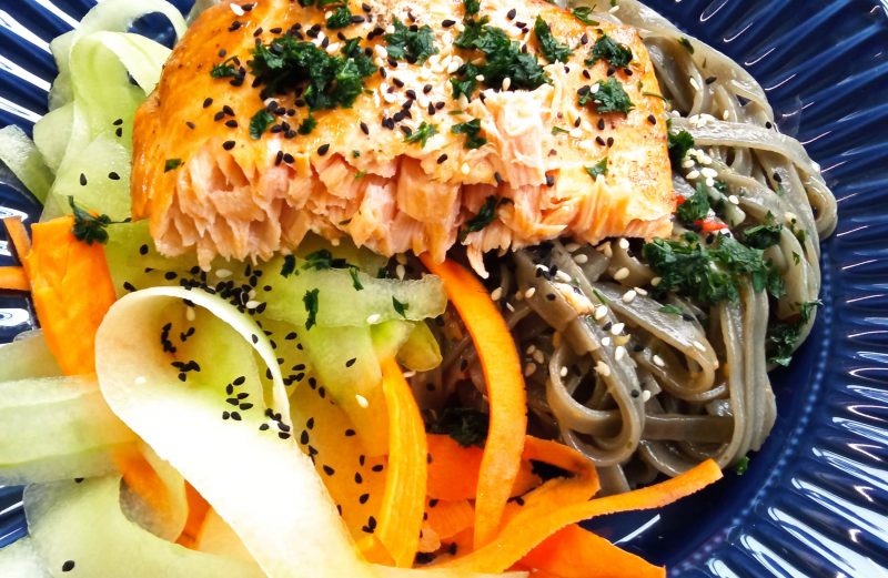 Pieczony łosoś w sosie teriyaki z makaronem ryżowym