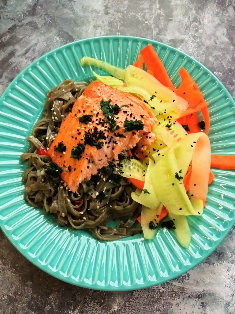 Pieczony łosoś w sosie teriyaki z makaronem ryżowym