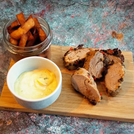 Pieczona polędwica wieprzowa z domowymi frytkami i sosem bazyliowym