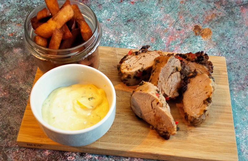 Pieczona polędwica wieprzowa z domowymi frytkami i sosem bazyliowym