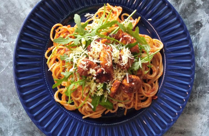 Makaron z czerwonym pesto i kurczakiem