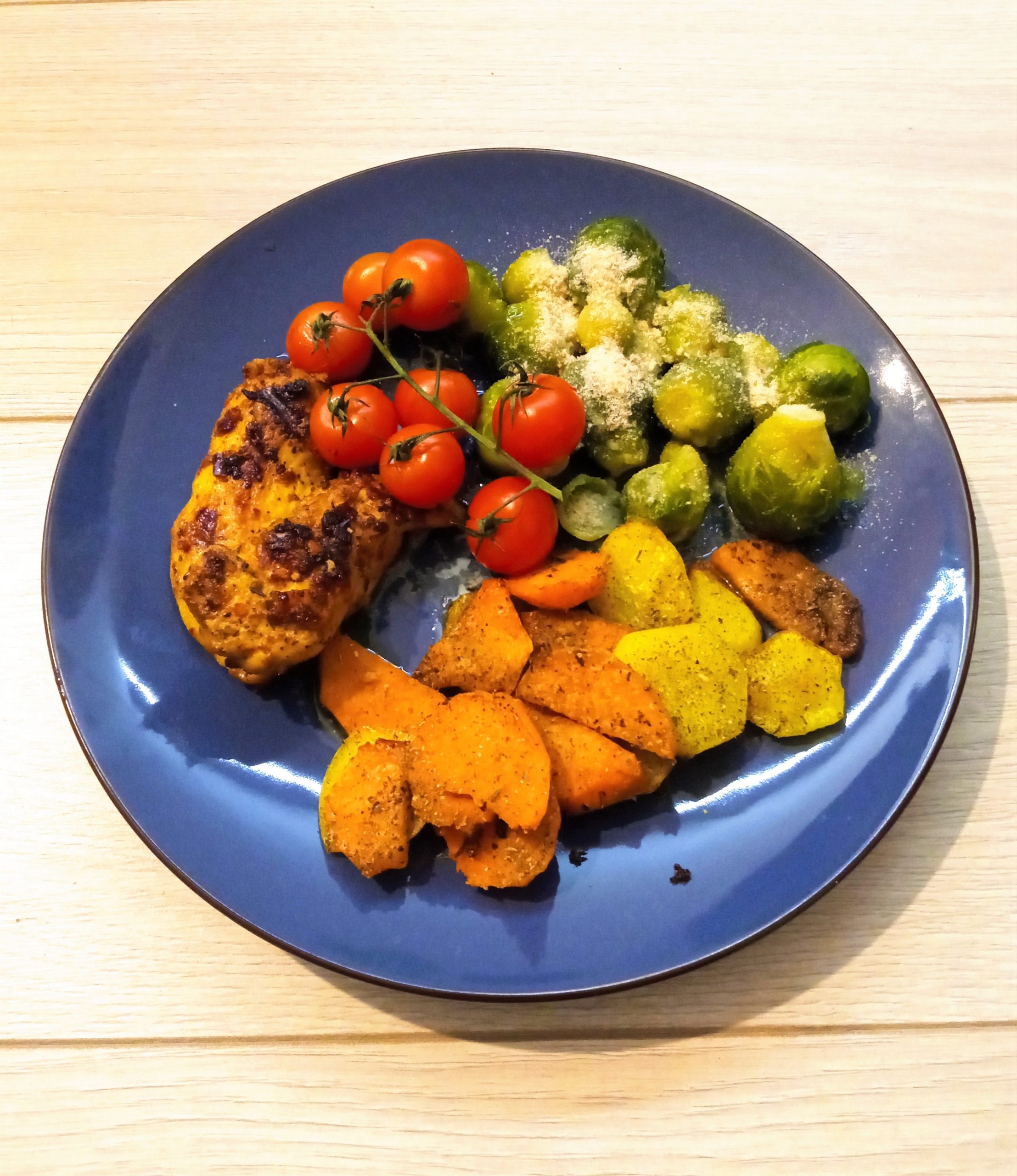 Pierś z kurczaka z patelni grillowej z pieczonymi ziemniakami i batatami