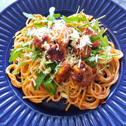 Makaron z czerwonym pesto i kurczakiem