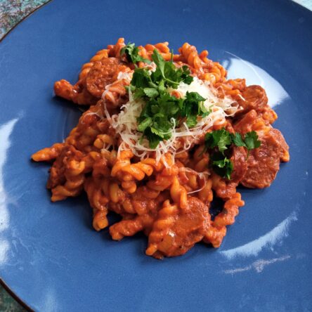 Makaron z kiełbasą chorizo i pomidorami