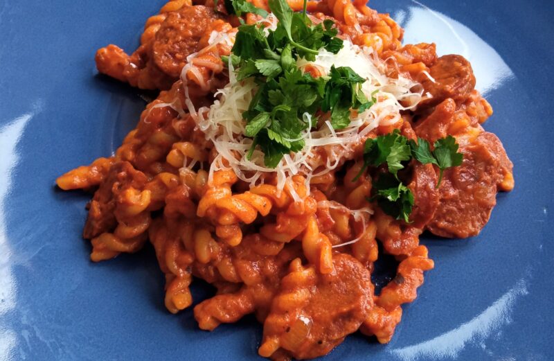 Makaron z kiełbasą chorizo i pomidorami