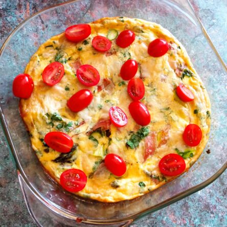 Omlet z zielonymi szparagami i szynką z piekarnika