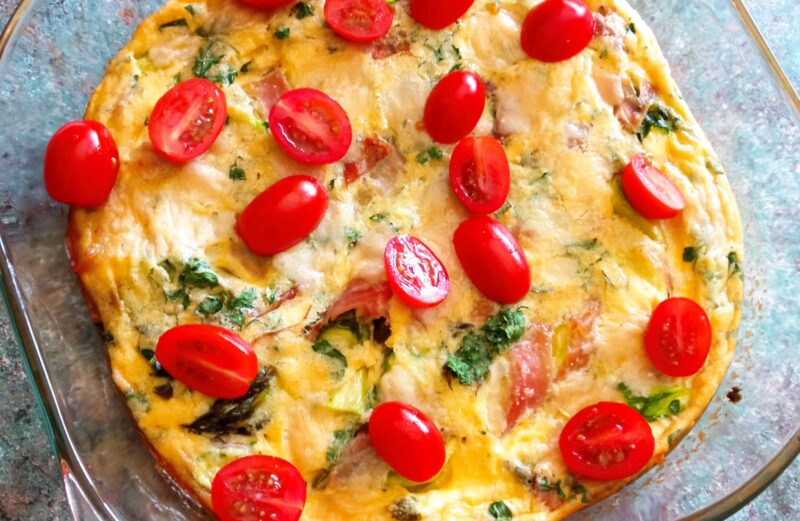 Omlet z zielonymi szparagami i szynką z piekarnika