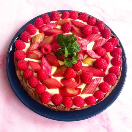 Tarta budyniowa z malinami i rabarbarem