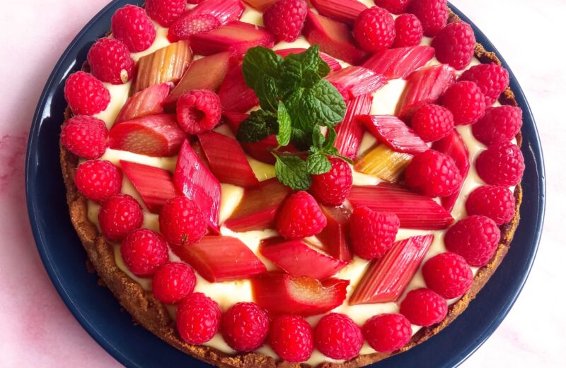 Tarta budyniowa z malinami i rabarbarem