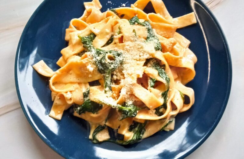 Szybki kremowy makaron ze szpinakiem