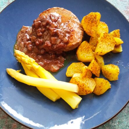 Stek wołowy z sosem cebulowo-musztardowym