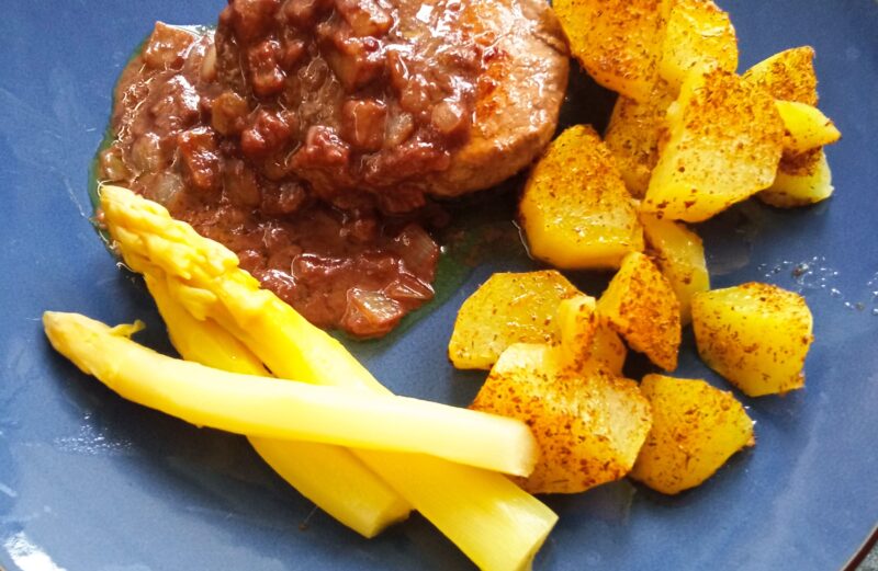 Stek wołowy z sosem cebulowo-musztardowym