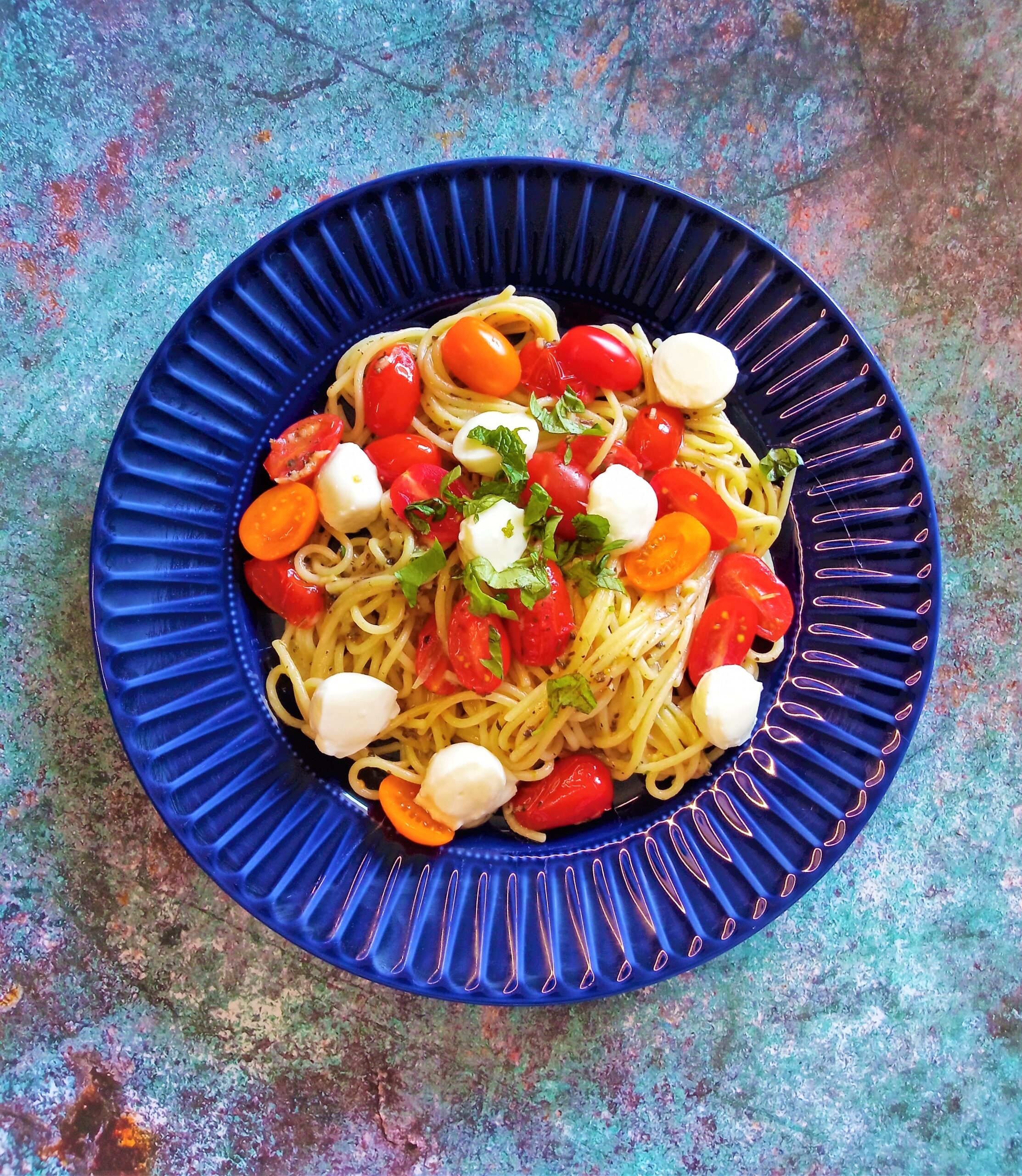 Błyskawiczny makaron z pomidorkami i mozzarellą