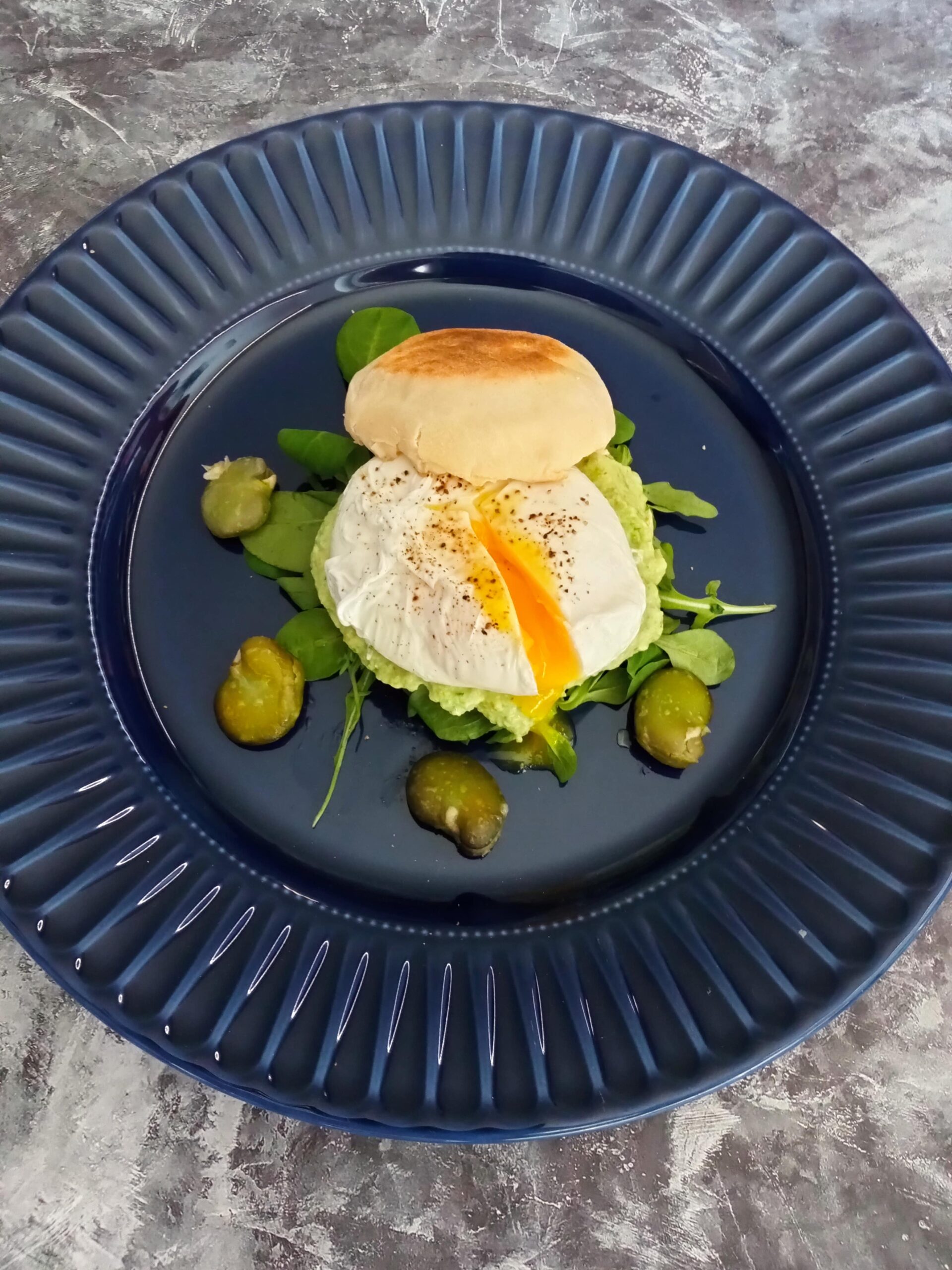 Angielski Muffin z pastą z bobu i jajkiem w koszulce