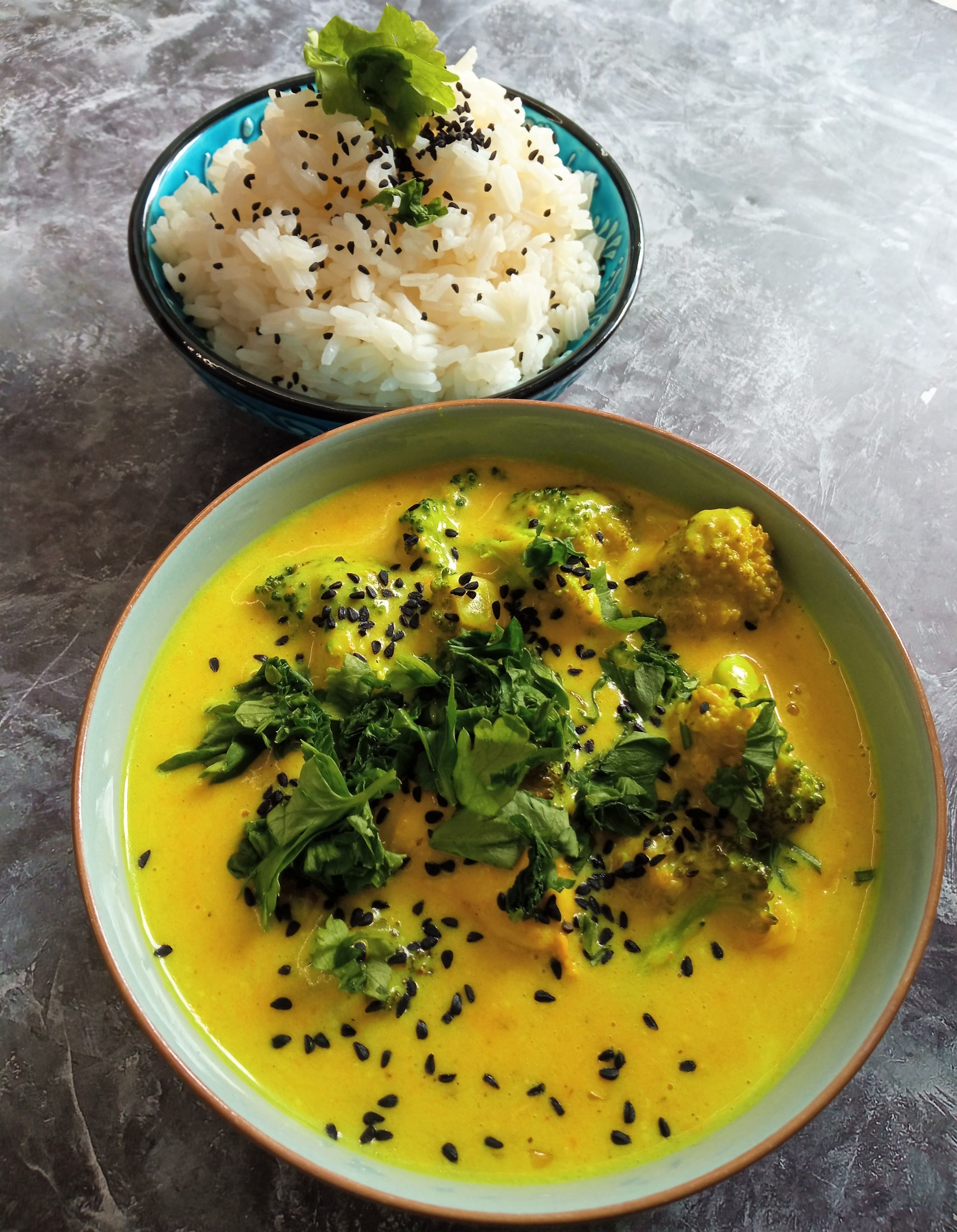 Kurczak w limonkowym curry z brokułami
