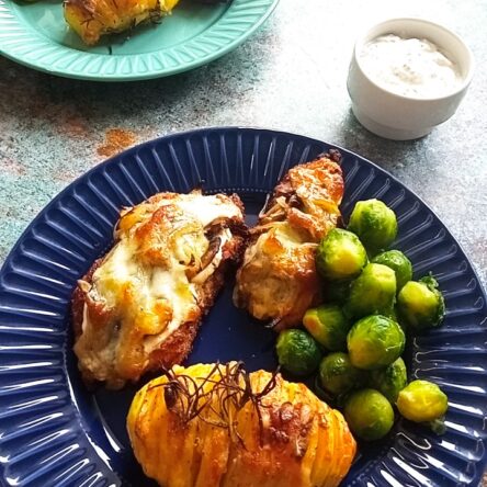 Schab z pieczarkami i serem z pieczonym ziemniakiem