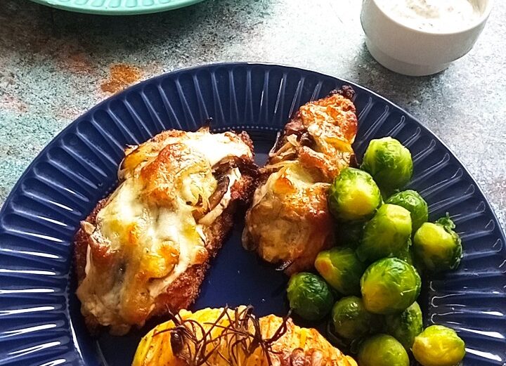 Schab z pieczarkami i serem z pieczonym ziemniakiem